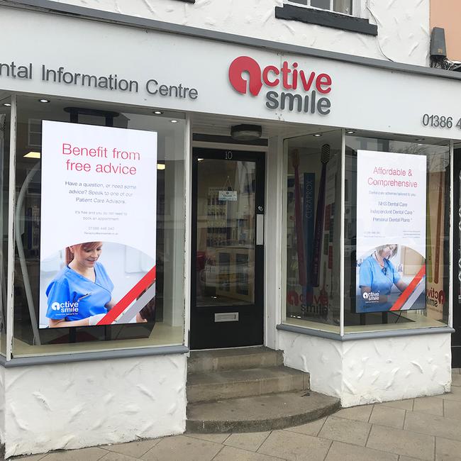 Digital Signage in Shop Windows Plays Advertising